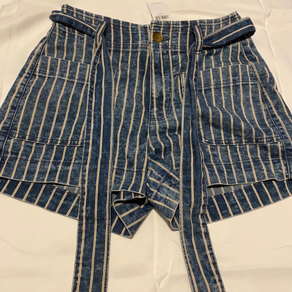 American Eagle semi high waisted Acid wash shorts